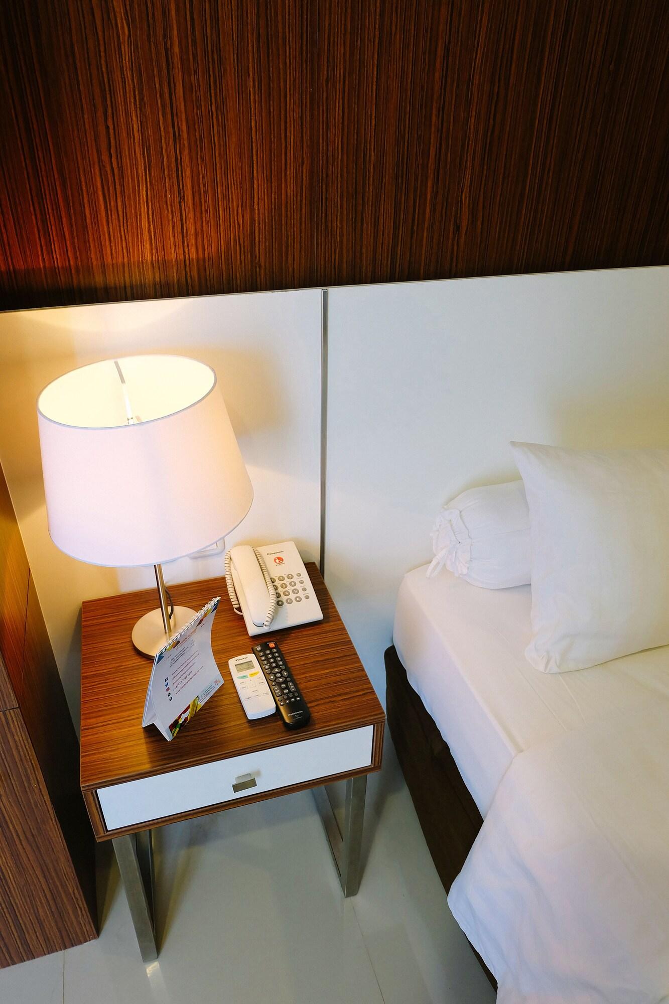 Front One Hotel Pamekasan Madura Eksteriør bilde