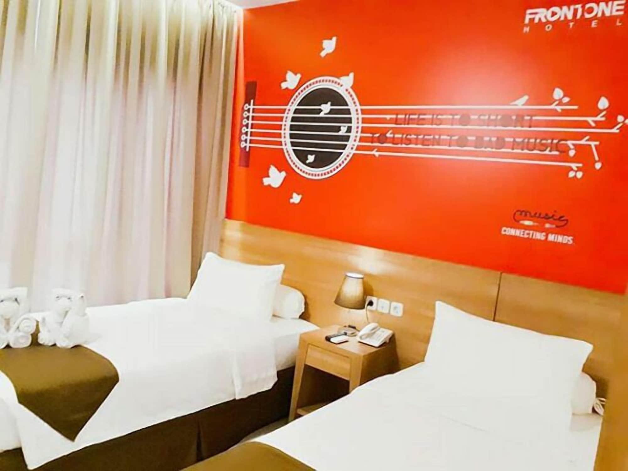 Front One Hotel Pamekasan Madura Eksteriør bilde