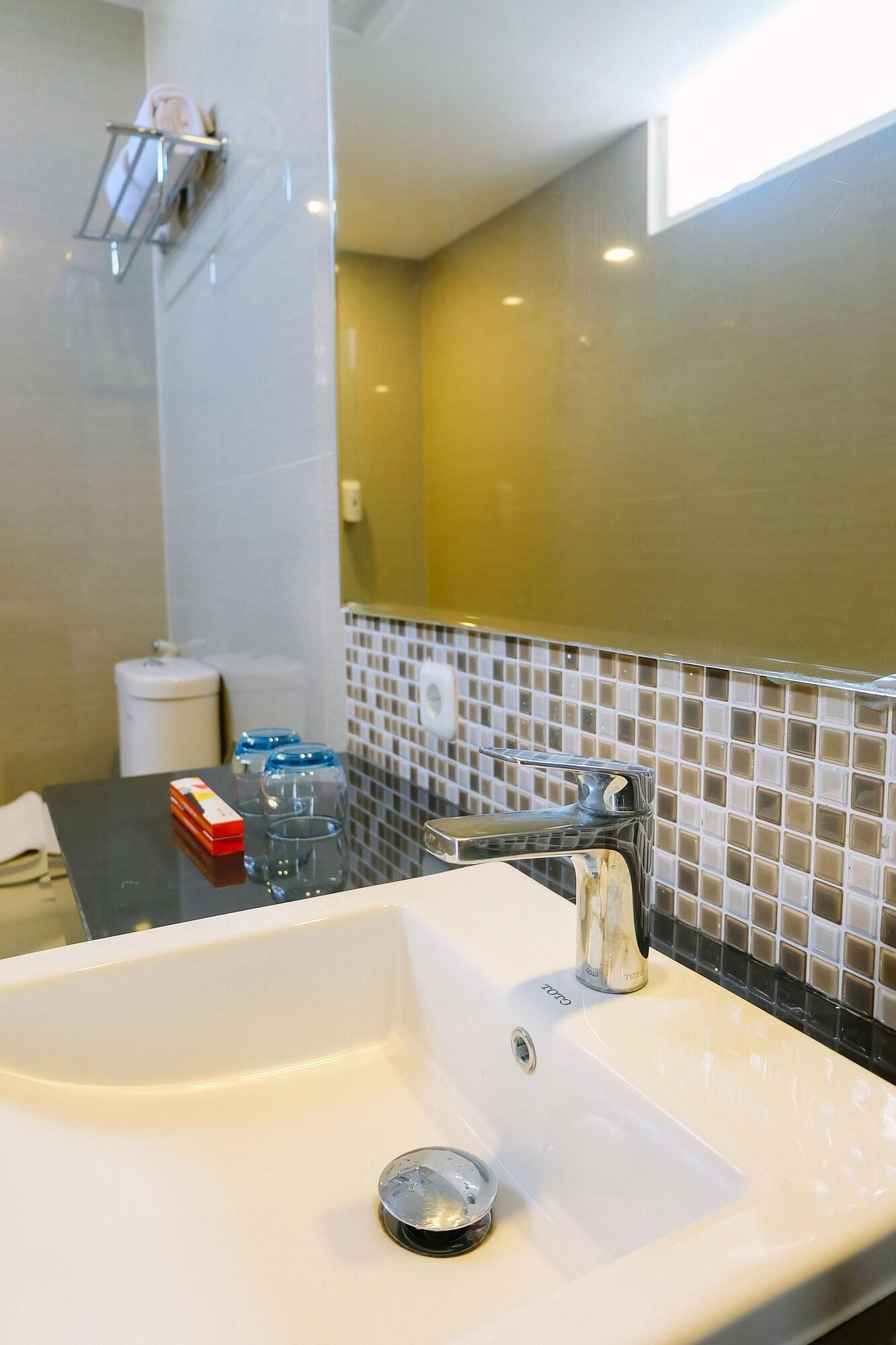 Front One Hotel Pamekasan Madura Eksteriør bilde