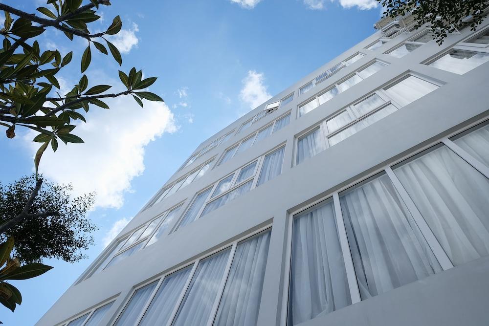 Front One Hotel Pamekasan Madura Eksteriør bilde