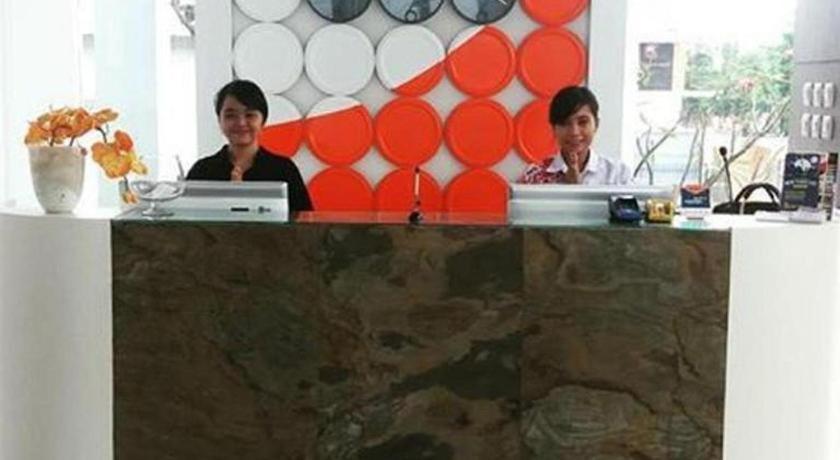 Front One Hotel Pamekasan Madura Eksteriør bilde