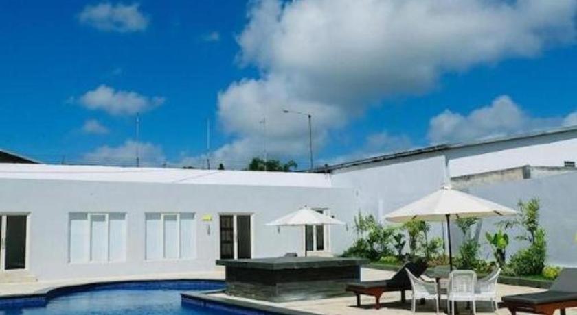 Front One Hotel Pamekasan Madura Eksteriør bilde