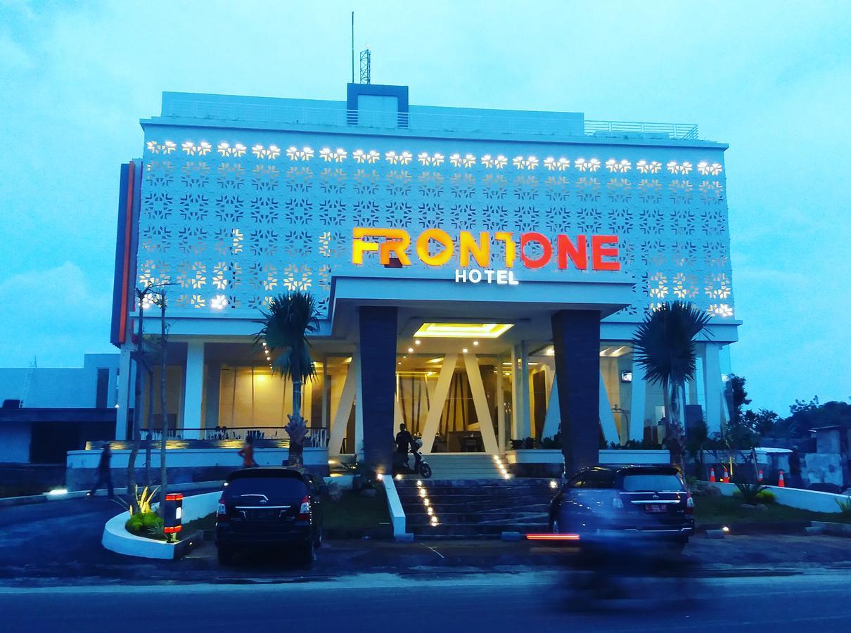 Front One Hotel Pamekasan Madura Eksteriør bilde