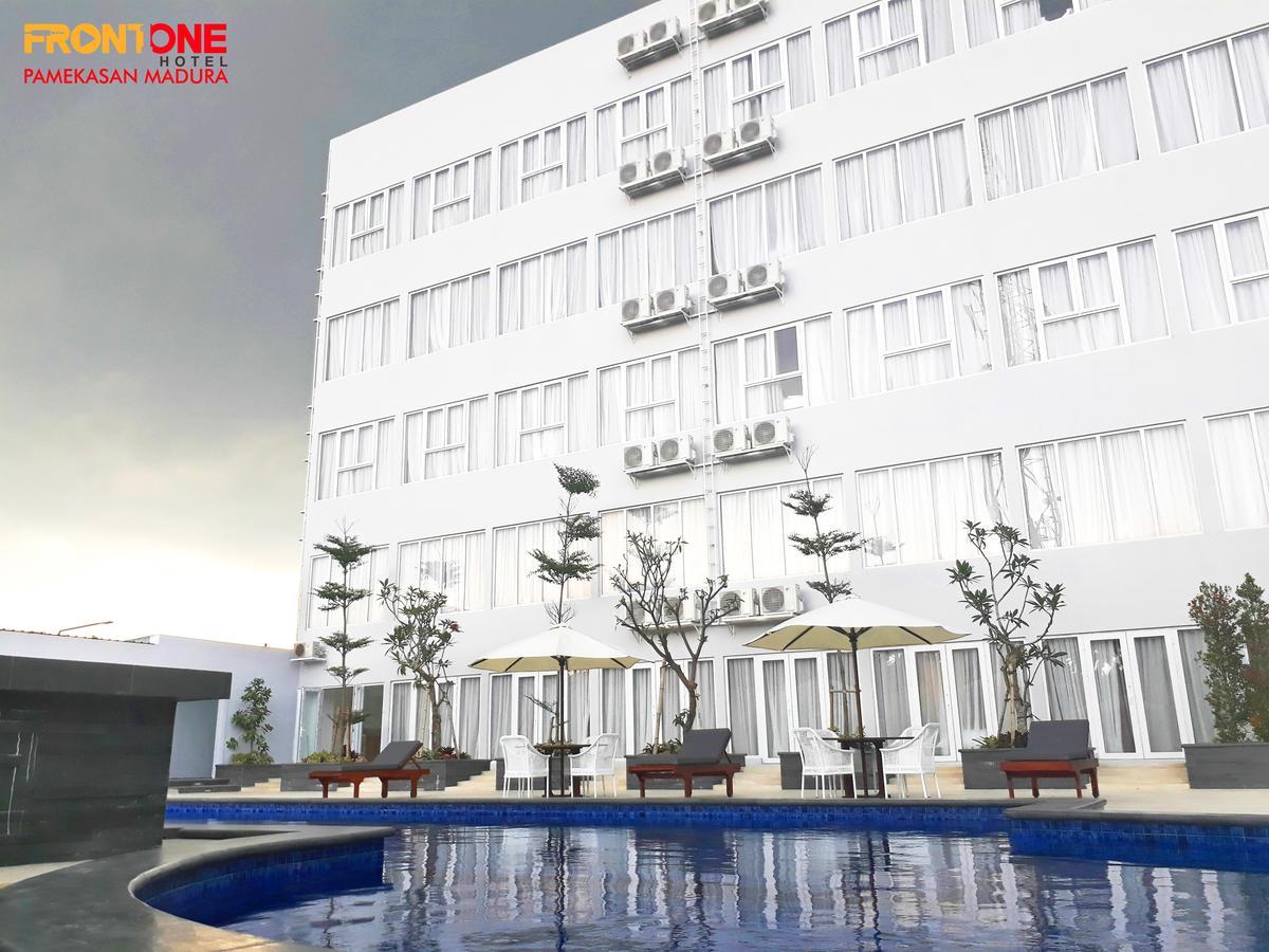 Front One Hotel Pamekasan Madura Eksteriør bilde
