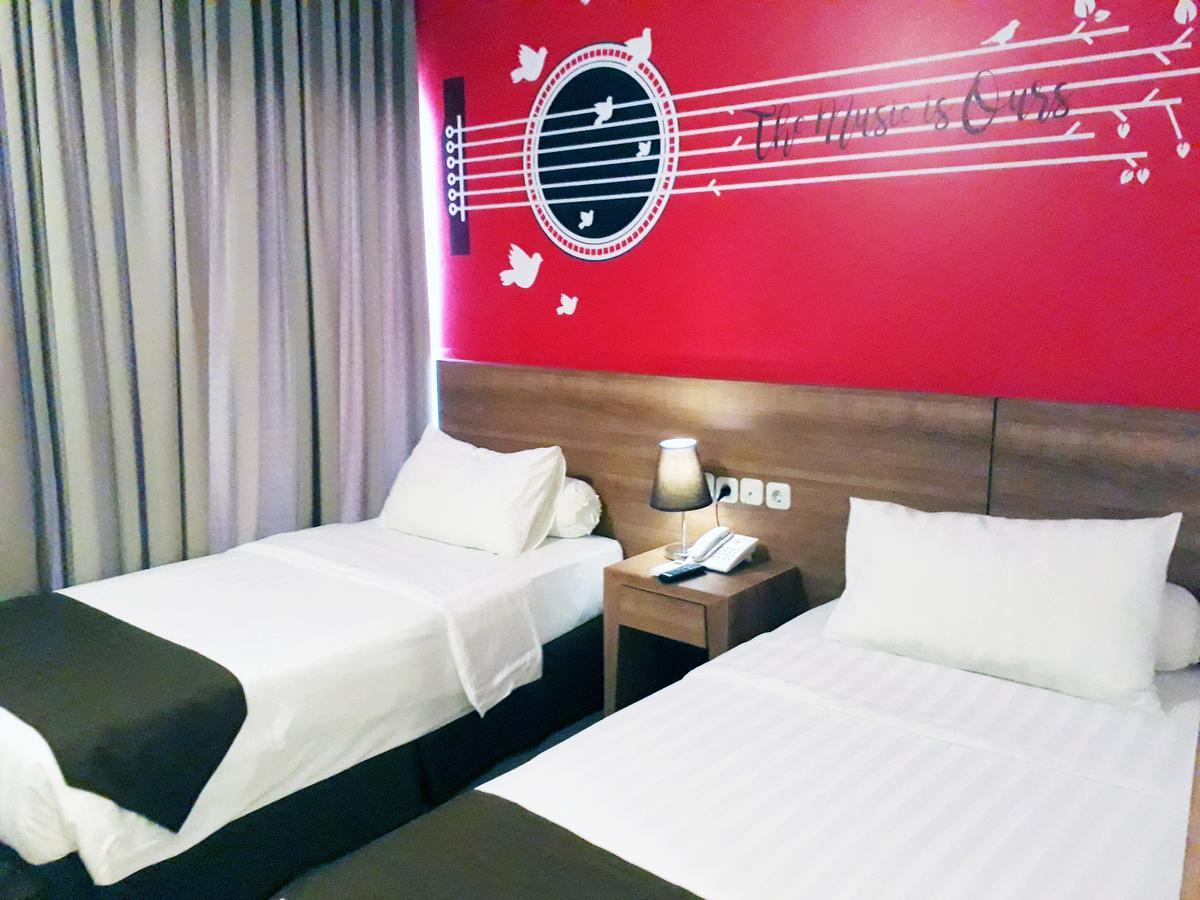 Front One Hotel Pamekasan Madura Eksteriør bilde