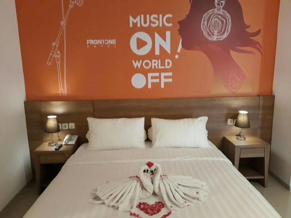 Front One Hotel Pamekasan Madura Eksteriør bilde