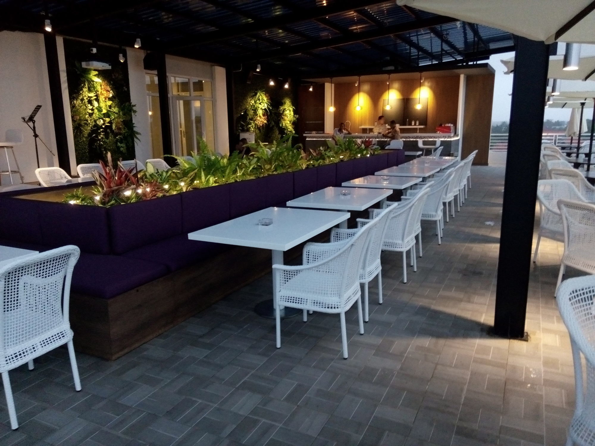Front One Hotel Pamekasan Madura Eksteriør bilde