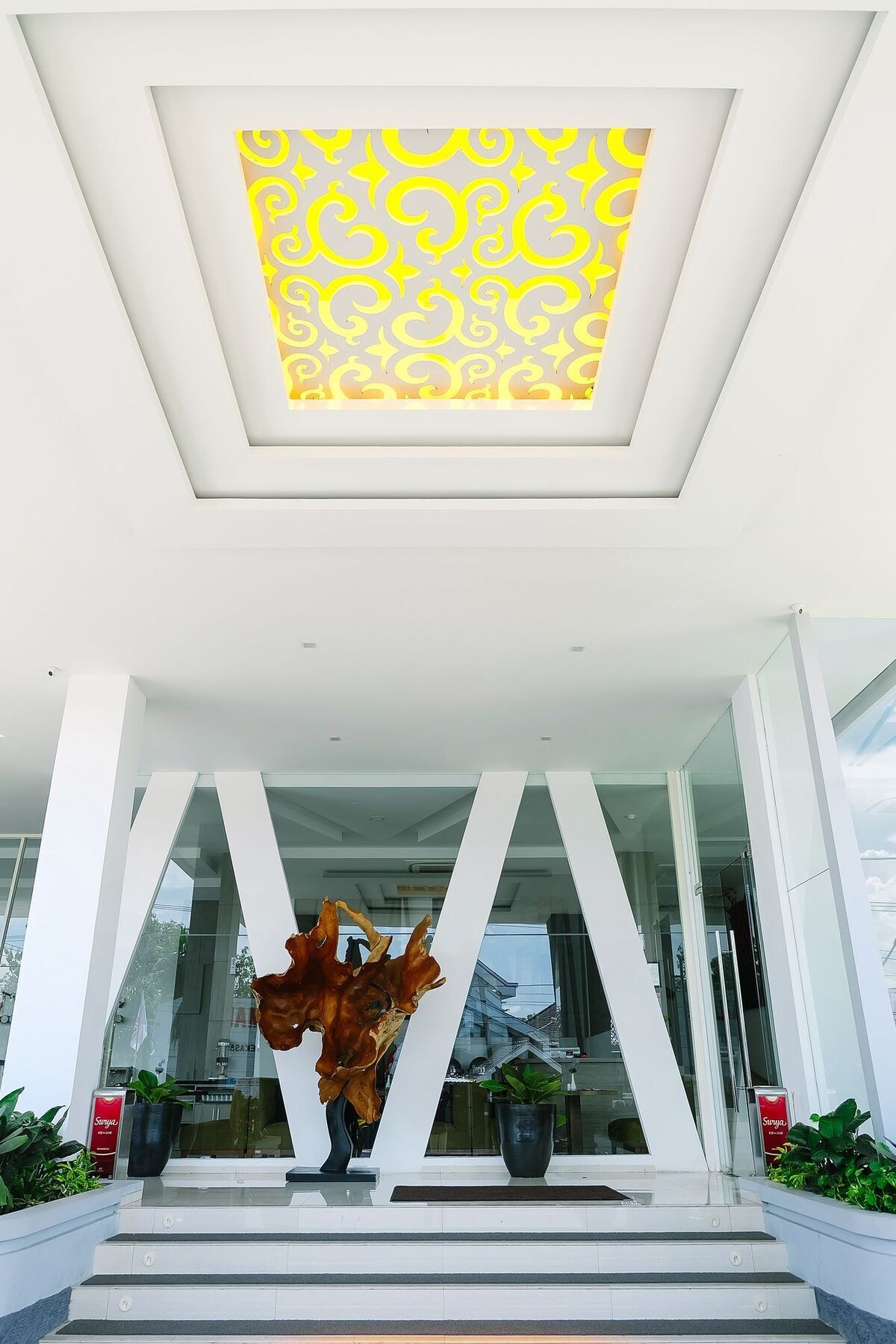 Front One Hotel Pamekasan Madura Eksteriør bilde