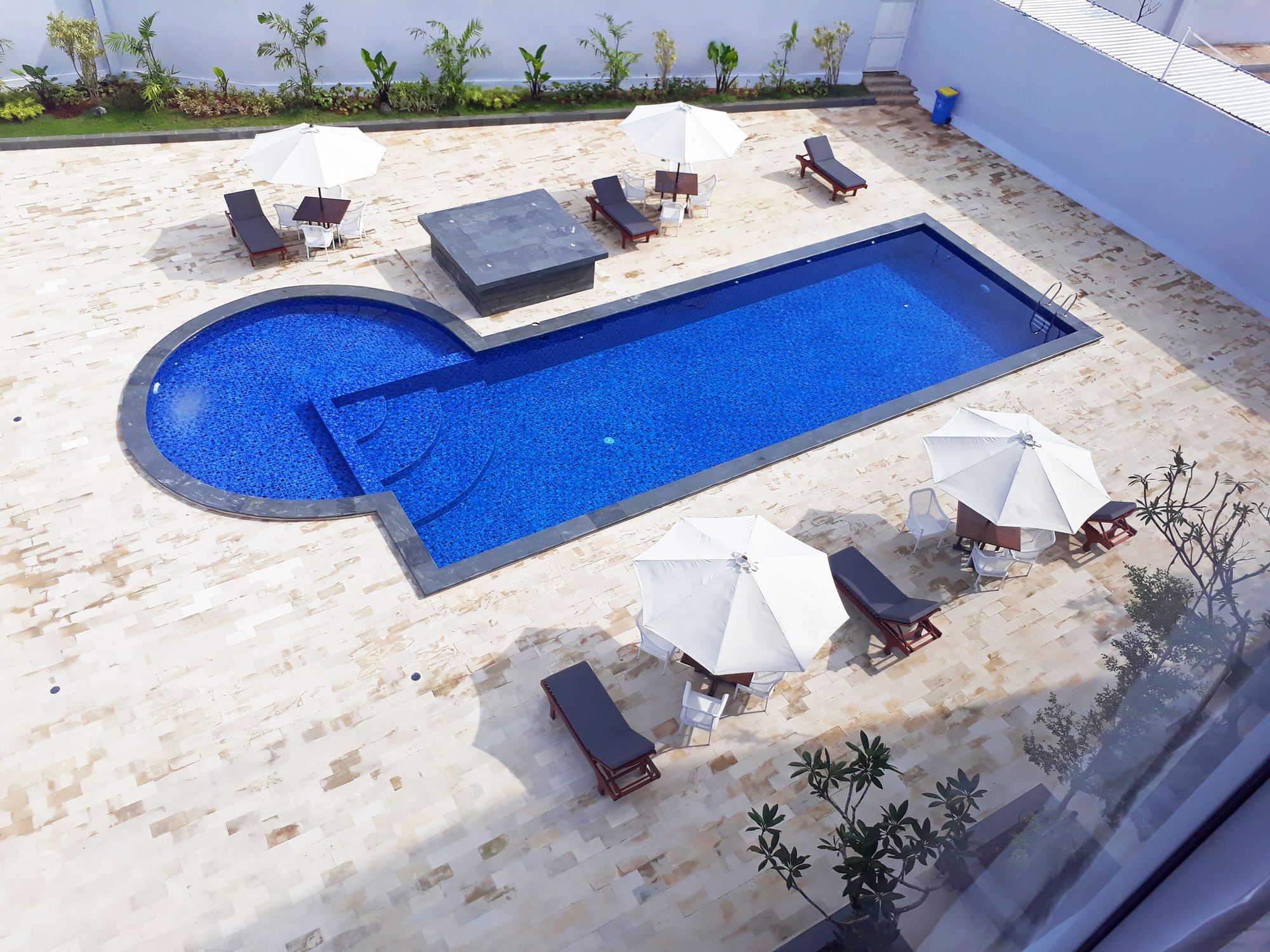 Front One Hotel Pamekasan Madura Eksteriør bilde