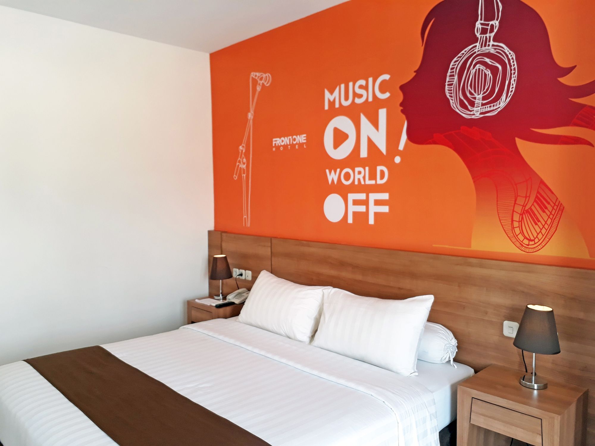 Front One Hotel Pamekasan Madura Eksteriør bilde