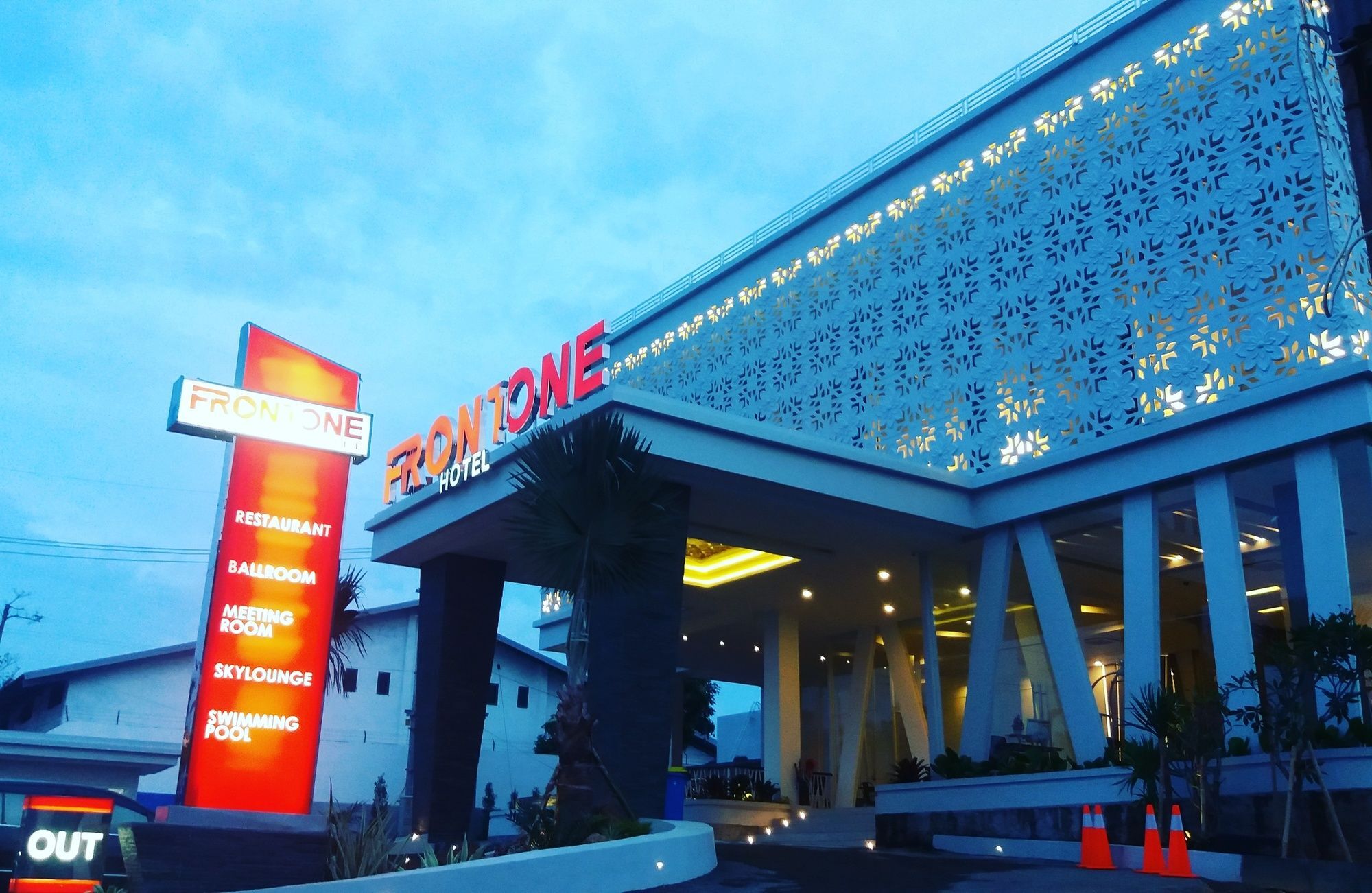 Front One Hotel Pamekasan Madura Eksteriør bilde